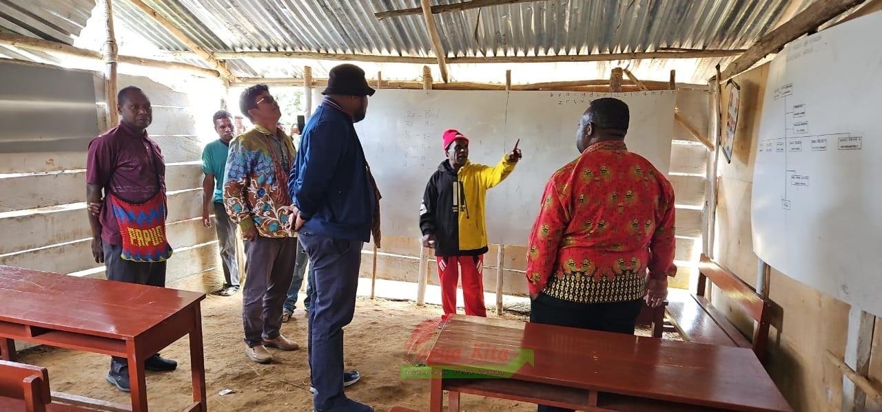 Ketua DPR Papua Barat Orgenes Wonggor saat berada di dalam ruangan SDN 34 Mainda, Distrik Minyambouw, Kabupaten Pegunungan Arfak.